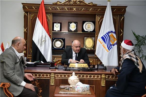 اللواء أشرف الداودى محافظ قنا خلال لقائه بالمواطنين 