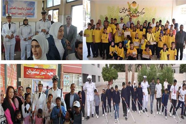 تسليم المكفوفين العصا البيضاء