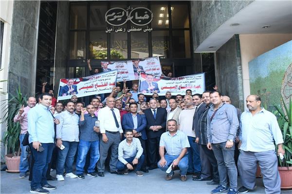 الكاتب الصحفى أحمد جلال يتوسط أبناء «أخبار اليوم»