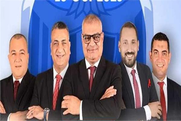 الدكتور عماد البنا في منتصف الصورة