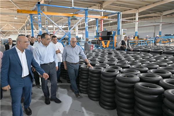 الدكتور مصطفى مدبولي يتفقد مصنع لتصنيع إطارات السيارات