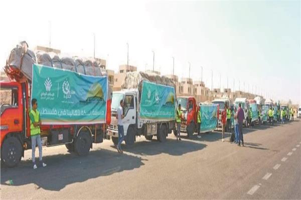 قوافل المساعدات تتدفق على مطار العريش