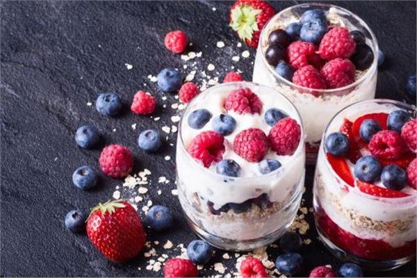 كاسات التوت الأحمر بالكريمة