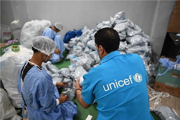 اليونيسف والهلال الأحمر يقدمان مساعدات لغزة