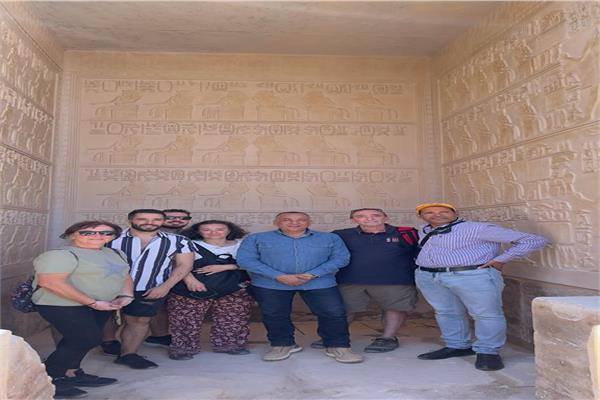 د. مصطفى وزيري مع الافواج السياحية 