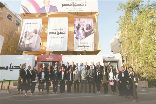 رئيس حملة المرشح السيسى خلال استقباله الوفود فى مقر الحملة الرسمية
