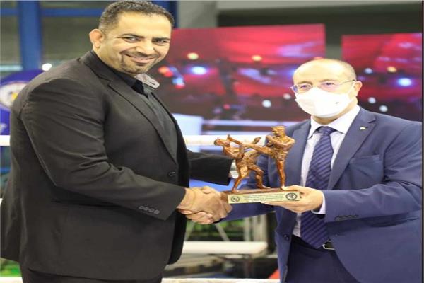  محمد إبراهيم مع استيفان فوكس الأمين العام للاتحاد الدولي للمواي تاي