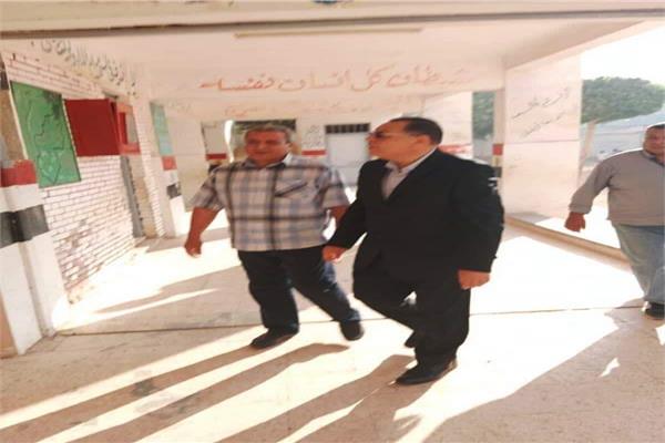 الدكتور ممدوح غراب محافظ الشرقية خلال الجولة 