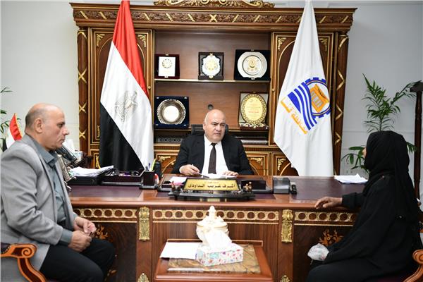 اللواء أشرف الداودى محافظ قنا خلال لقائه بالمواطنين 