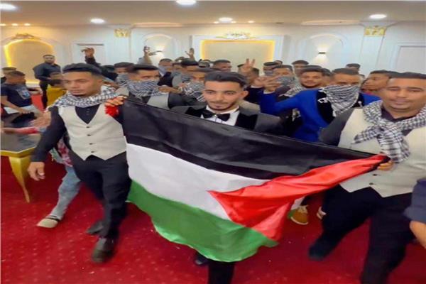 العريس خلال حفل زفافه حاملا علم فلسطين