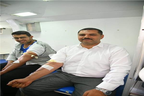 رؤساء الأحياء بالمدينة  والعاملين بالمحليات بالتبرع بالدم