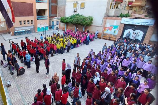 الطلاب أثناء الوقوف دقيقة حداد على أرواح الشهداء 