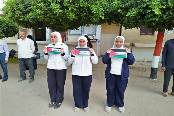 مدارس البحيرة تنكيس الاعلام ووقوف جميع الطلاب