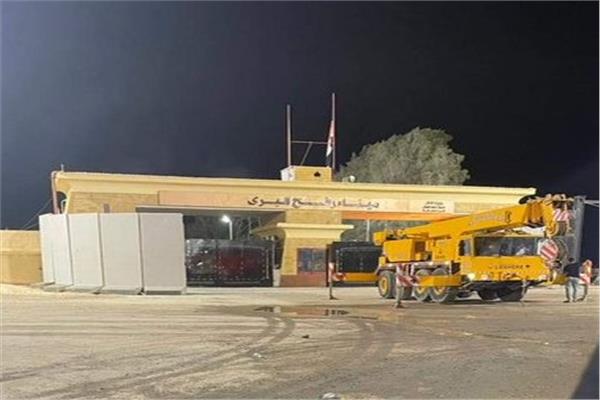 رفع الحواجز الخرسانية من أمام معبر رفح 
