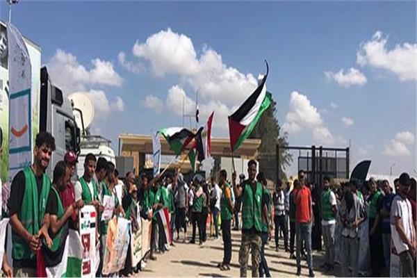 المساعدات   امام معبر رفح