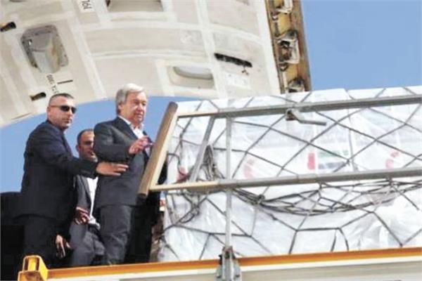 أنطونيو جوتيريش يتفقد الماساعدات الإنسانية قبل دخولها لغزة