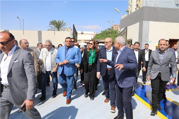 اللواء هشام آمنة خلال تفقده محطات الصرف الصحي بالسويس