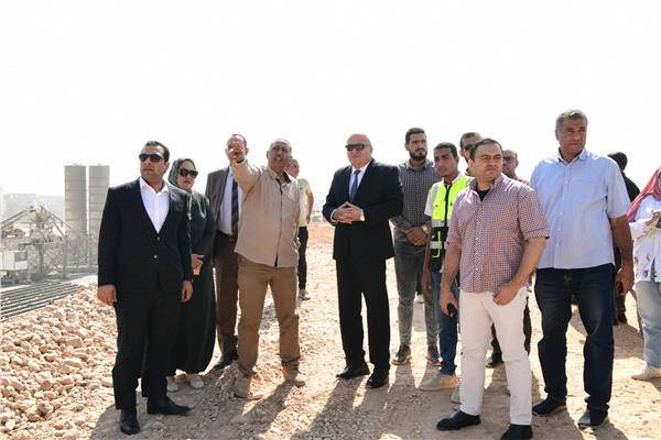 اللواء أشرف الداودي محافظ قنا خلال جولة تفقدية