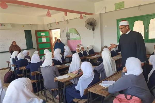 الشيخ عبداللطيف حسن طلحة، رئيس الإدارة المركزية لمنطقة الغربية الأزهرية خلال جولة 