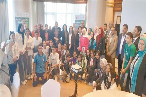 أعضاء تنسيقية شباب الأحزاب وسط المشاركين فى ورشة العمل