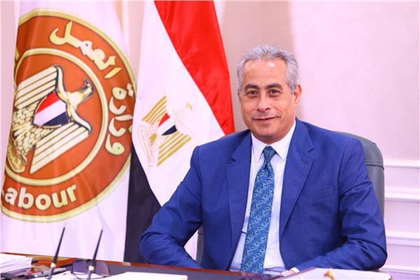  حسن شحاتة وزير العمل