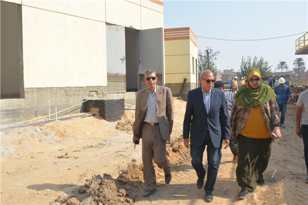محافظ القليوبية خلال الجولة