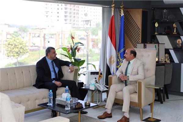 اللواء أشرف عطية محافظ أسوان وجانب من اللقاء