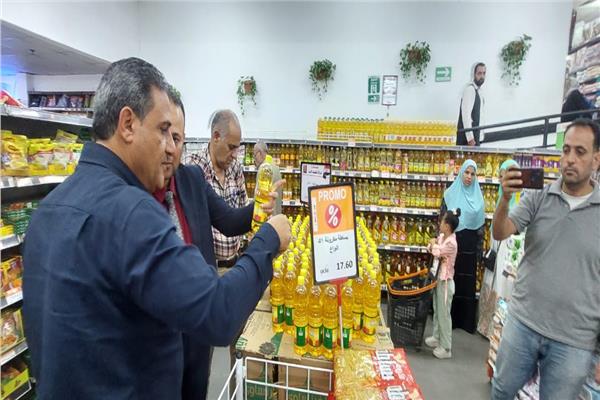 اللواء دكتور عبد العزيز قطاطو خلال جولة تفقدية للاسواق