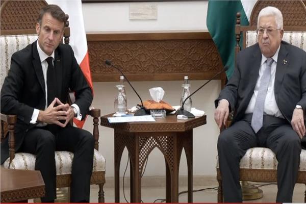 "ماكرون" في جلسة عقدها مع الرئيس الفلسطيني محمود عباس أبو مازن،