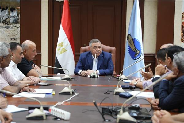 محافظ البحر الأحمر يستقبل رئيس «كهرباء القناة» لمناقشة المشروعات الكهرباء