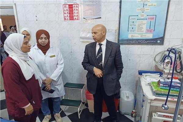 وكيل وزارة الصحة بالشرقية يتفقد الخدمات الطبية بمستشفي منيا القمح 
