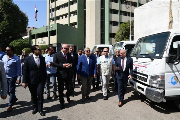 اللواء أشرف الداودى محافظ قنا خلال الجولة