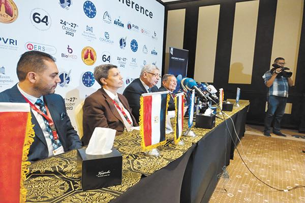 د. عوض تاج الدين خلال مؤتمر صحفى على هامش المؤتمر العلمى للجمعية المصرية لأمراض الصدر 