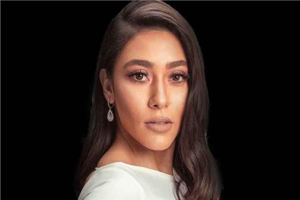الفنانة زيزي عادل