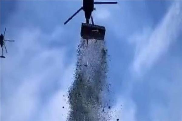 ممثل تشيكي يلقي مليون دولار من طائرة على الجمهور