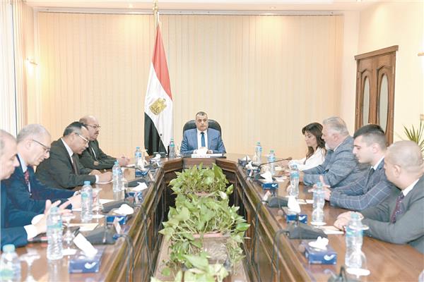 المهندس محمد صلاح الدين مصطفى خلال لقائه مع وفود شركات يونانية