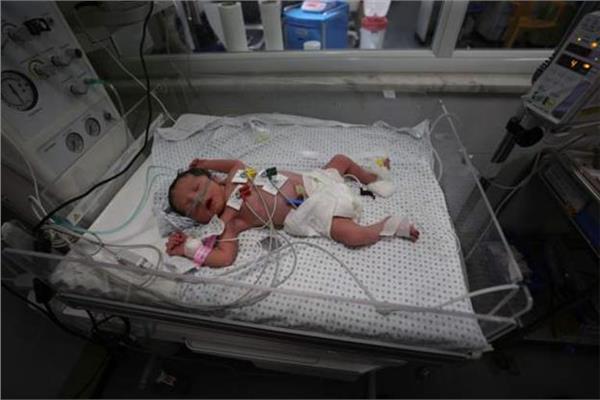 وُلدت الطفلة «مكة» وتوفي أشقائها ووالدتها 