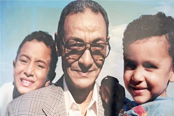 مع حفيديه نديم وأدهم