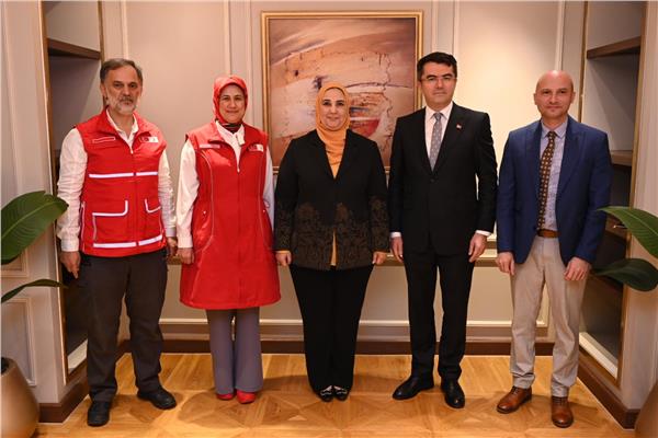 نيفين القباج وزيرة التضامن الاجتماعي خلال استقبالها أوكاي ماميش