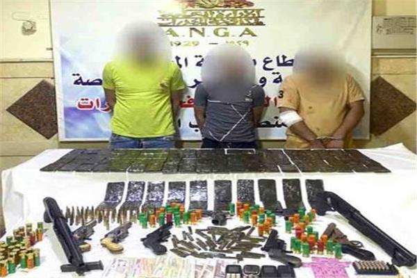المتهمون أمامهم المضبوطات