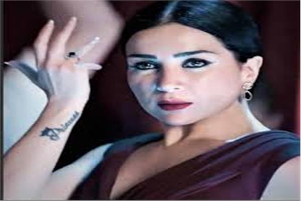  الفنانة مي عز الدين