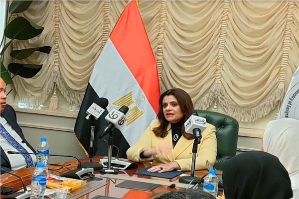  وزيرة الهجرة