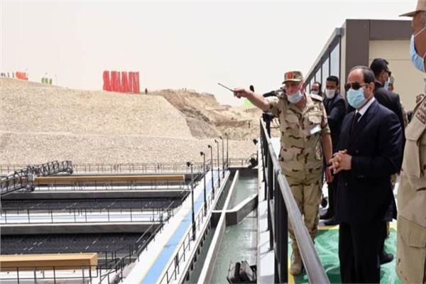 الرئيس السيسي خلال تفقد أحد المشروعات التنموية