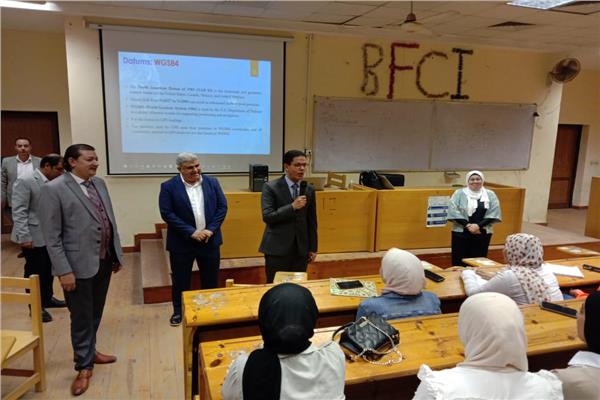 الدكتور ناصر الجيزاوي رئيس جامعة بنها خلال الجولة