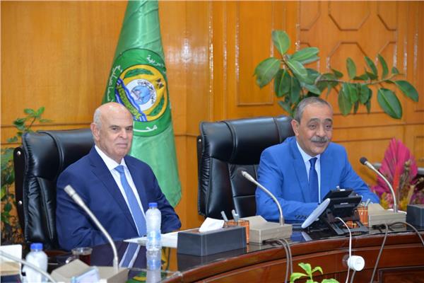 اللواء شريف فهمي بشارة محافظ الإسماعيلية خلال اللقاء
