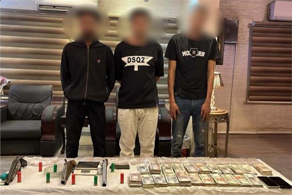 المتهمين وبحوزتهما المضبوطات