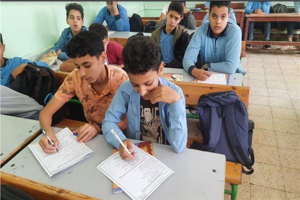 طلاب المرحلة الاعدادية