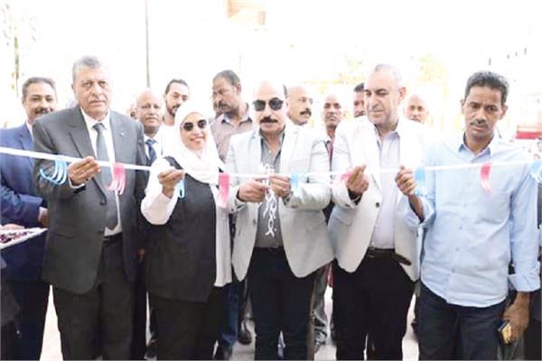 محافظ أسوان خلال تفقد محطات الطاقة الشمسية
