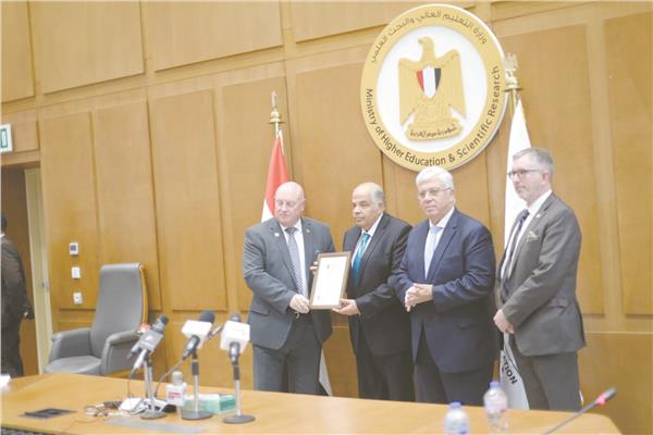 د.أيمن عاشور خلال تكريم وفد الكلية الملكية للجراحين فى أدنبرة