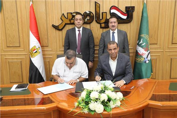 محافظ المنوفية أثناء توقيع البروتوكول